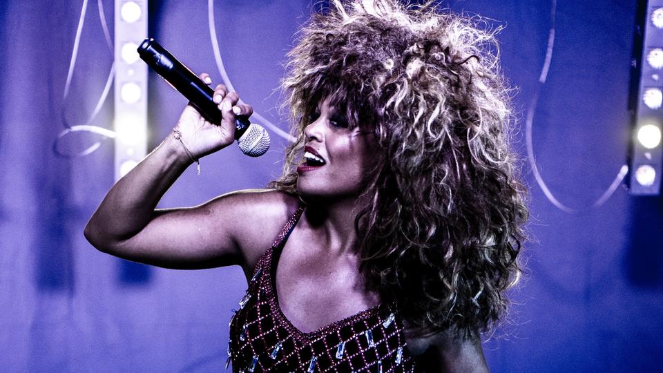 Sharon Ballard als Tina Turner