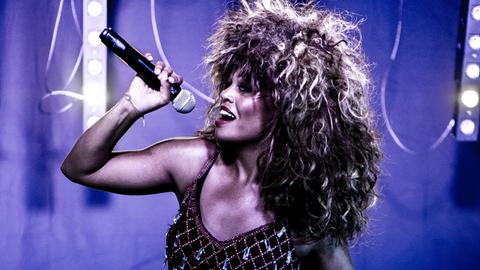 Sharon Ballard als Tina Turner