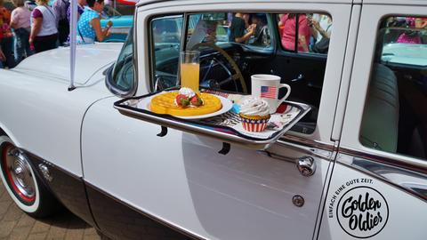 Typisch amerikanischer Fastfood an einem Auto aus den fünfziger Jahren.