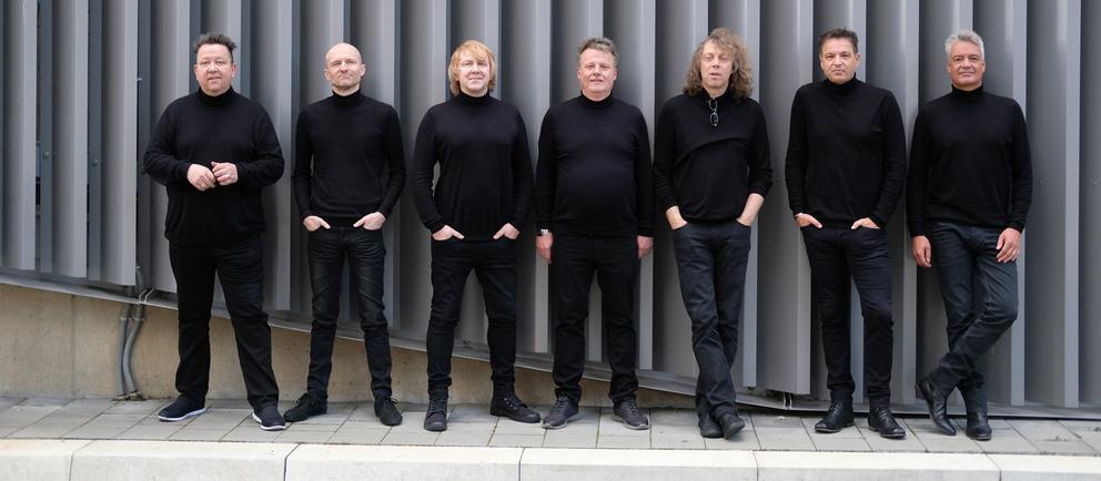 Sebastian Krumbiegel (l-r), Wolfgang Lenk, Tobias Künzel, Henri Schmidt, Alexander Zieme, Mathias Dietrich und Jens Sembdner, Mitglieder der Band "Die Prinzen", beim Fototermin.