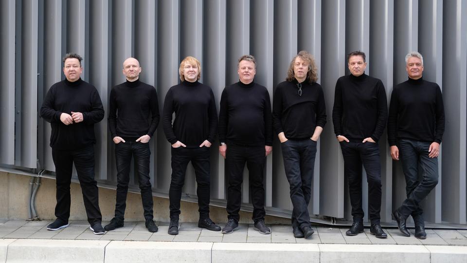 Sebastian Krumbiegel (l-r), Wolfgang Lenk, Tobias Künzel, Henri Schmidt, Alexander Zieme, Mathias Dietrich und Jens Sembdner, Mitglieder der Band "Die Prinzen", beim Fototermin.