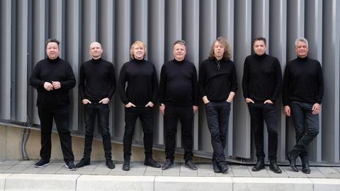 Sebastian Krumbiegel (l-r), Wolfgang Lenk, Tobias Künzel, Henri Schmidt, Alexander Zieme, Mathias Dietrich und Jens Sembdner, Mitglieder der Band "Die Prinzen", beim Fototermin.