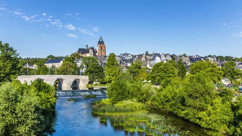 Blick auf Wetzlar mit der alten Lahn-Brücke und dem Dom im Hintergrund