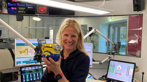 Britta Lohmann mit Minion-Tasse