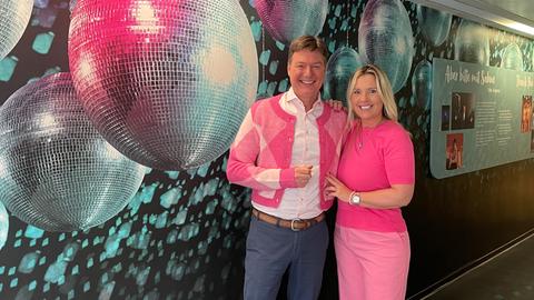 Britta Wiegand und Dieter Voss in pink im hr4-Flur