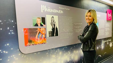 Britta Wiegand im Flur vor dem Abschnitt mit Infos zu Helene Fischer
