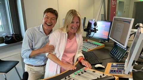 Dieter Voss und Britta Lohmann lachend im Studio