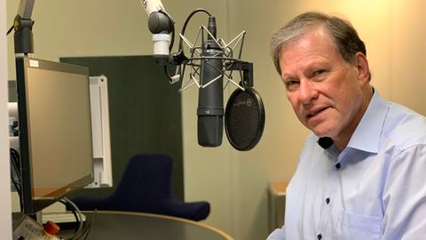 Hans Sarkowicz im Studio