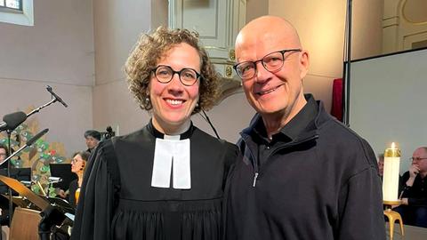 Hermann Hillebrand und Pfarrerin Dr. Annegreth Schilling beim Karfreitagsgottesdienst in Nied
