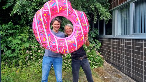 Uwe Becker und Katja Metz mit einem aufblasbaren Donut