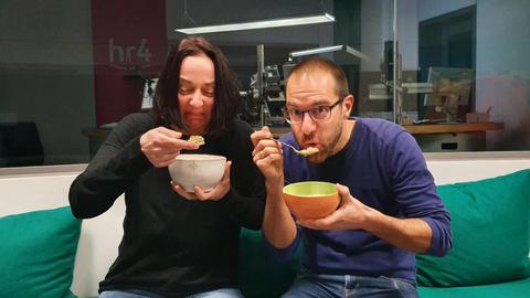 Inka Gluschke und Jürgen Scholle probieren ein "gesundes Frühstück": Haferflocken mit Orangensaft. Wie man sieht, ist Inka sehr skeptisch.