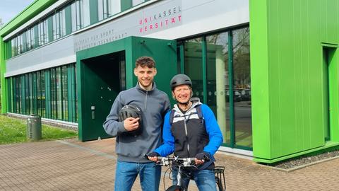 Katja Metz mit Fahrrad-Coach Niklas Langlotz von Uni Kassel