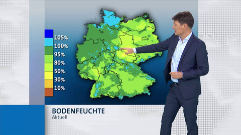 Dieter Voss vor der Wetterkarte