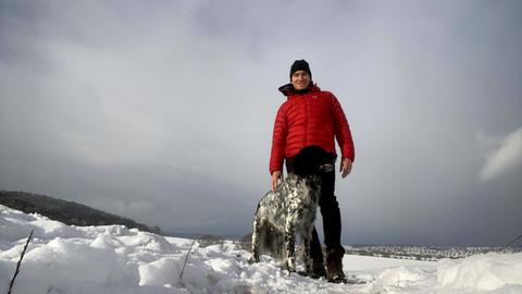 Uwe Becker mit Hund im Schnee