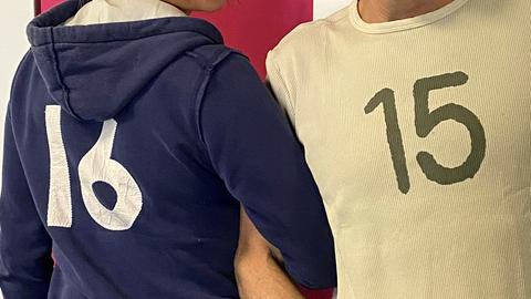 Katja Metz trägt einen Hoodie mit der 16 auf dem Rücken und Uwe Becker ein T-Shirt mit der 15 auf der Brust.