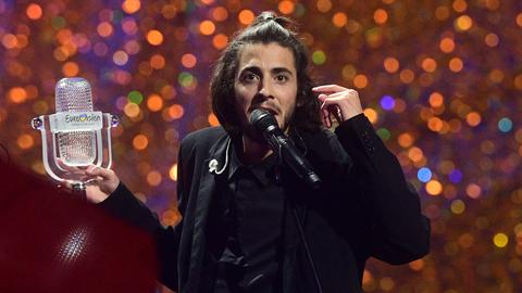 Salvador Sobral, Sieger 2017, mit der Trophäe