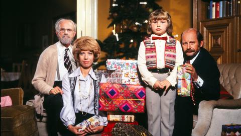 Die Hoppenstedts: Opa (Vicco von Bülow/"Loriot"), Mutter (Evelyn Hamann), Dicki (Katja Bogdanski) und Vater (Heinz Meier)