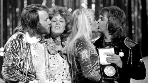 Benny Andersson küsst Anni-Frid Lyngstad und Agnetha Fältskog küsst Björn Ulvaeus