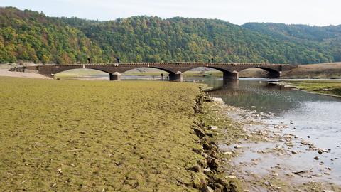 Die alte Brücke Asel im Edersee wird nur bei Niedrigwasser sicht- und begehbar