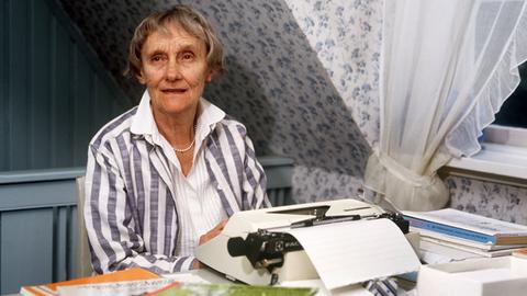 Astrid Lindgren an ihrem Schreibtisch (1987)