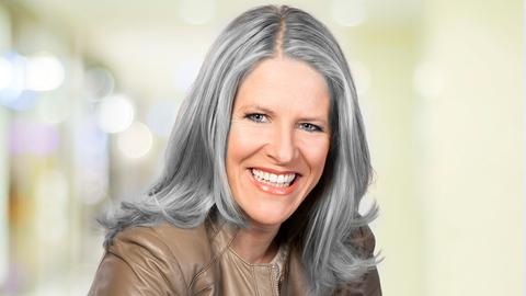 Britta Lohmann mit grauen Haaren