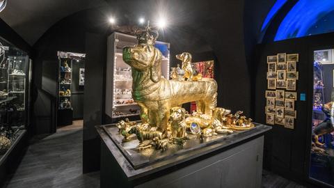 Dackelmuseum - Tisch mit goldenen Dackeln