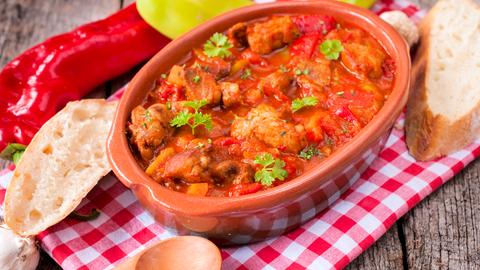 Eintopf mit Fleisch und Paprika