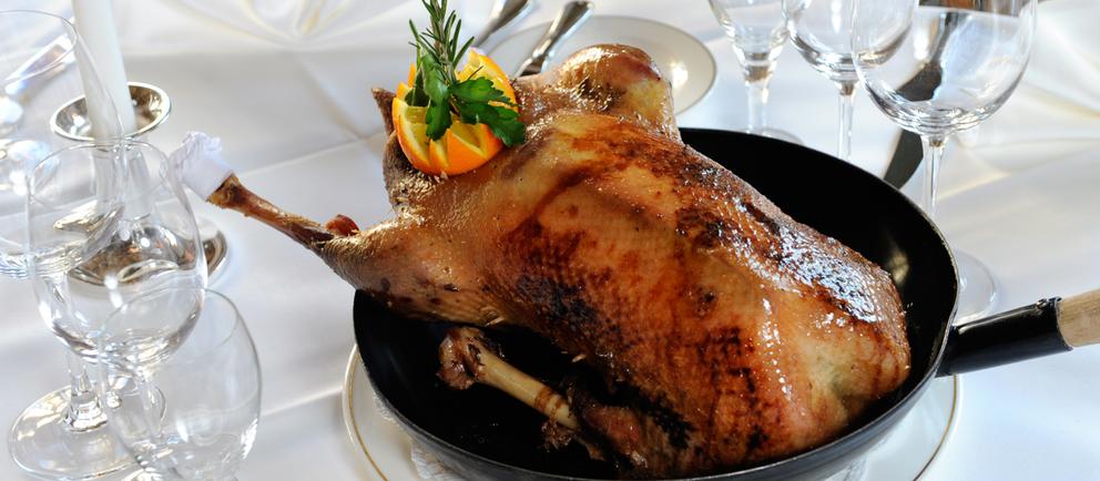 Almeröder Gänsebraten mit Rosenkohlblättern, gebratenen Klößen und ...