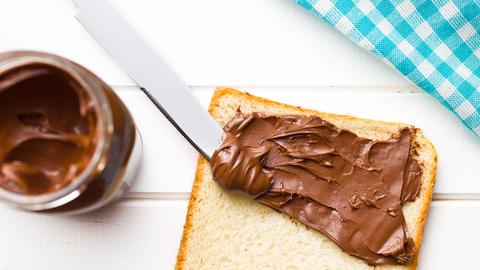 Nuss-Nougat-Creme auf einer Scheibe Toast