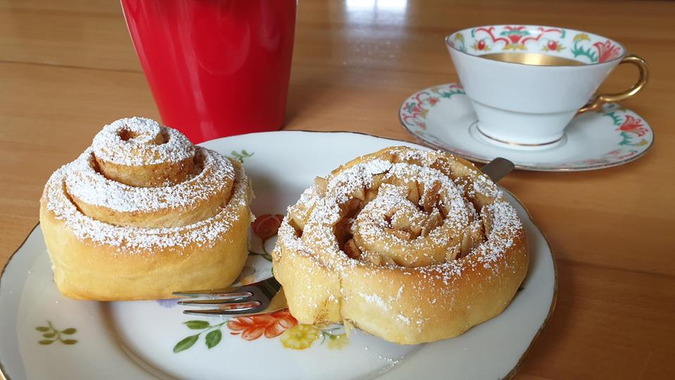Rezept für Zimtschnecken mit einer Füllung aus Äpfeln und Mandeln | hr4 ...