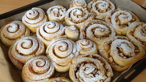 Zimtschnecken mit und ohne Apfel-Mandelfüllung