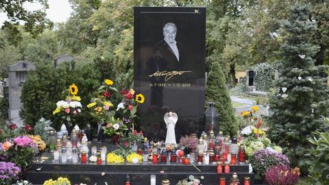 Fans besuchen immer wieder das Grab von Karel Gott, legen Blumen nieder und zünden Kerzen an.