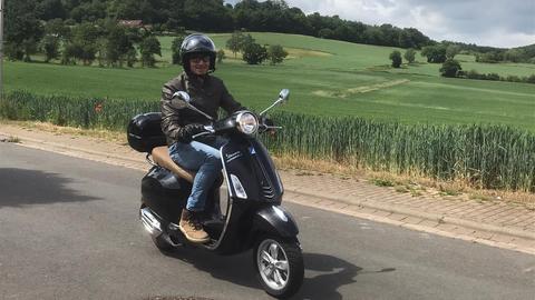 Uwe Becker auf seiner Vespa