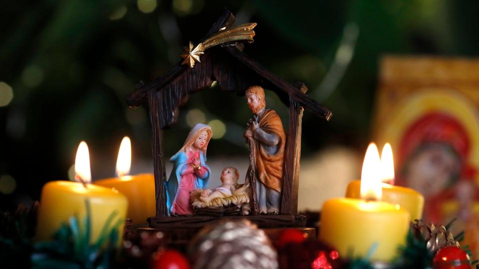 Weihnachtskrippe mit Maria, Josef und Jesus in der Krippe