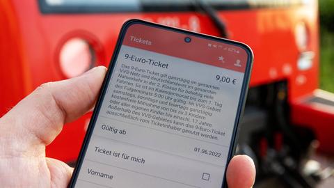 Handy mit dem Hinweis auf das 9-Euro-Ticket