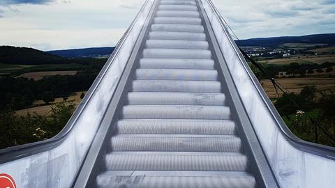 Bewegter Wind - Rolltreppe in den Himmel