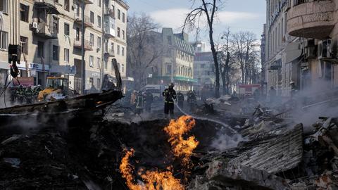Feuerwehrleute löschen ein Wohnhaus in Charkiw nach einem russischen Raketenangriff. Verhandlungen zwischen Russland und der Ukraine über eine Waffenruhe bringen wieder keine greifbaren Ergebnisse. 