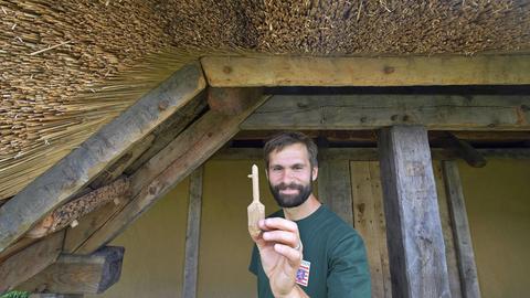 Claus Kropp im Freilichtlabor Lauresham mit einem mittelalterlichen Holzschlüssel