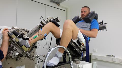 Dennis Freischlad beim Experiment