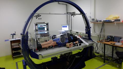 Dennis Freischlad beim Experiment