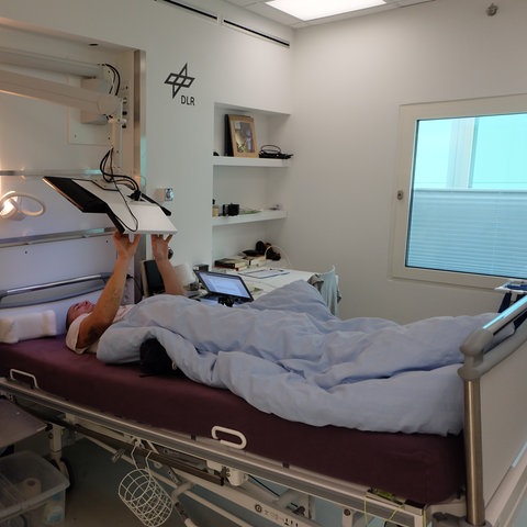 Dennis Freischlad beim Experiment