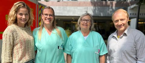 Birgit Lingies (2. v. r.) und ihre Tochter Verena Neugebauer (2. v. l.) als Krankenschwestern mit Hauptdarstellerin Jessica Ginkel (l.) und Hauptdarsteller Simon Schwarz (r.).