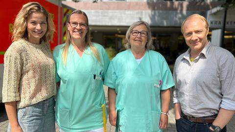 Birgit Lingies (2. v. r.) und ihre Tochter Verena Neugebauer (2. v. l.) als Krankenschwestern mit Hauptdarstellerin Jessica Ginkel (l.) und Hauptdarsteller Simon Schwarz (r.).