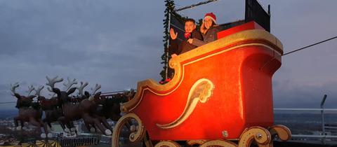 Vera John mit dem fliegenden Weihnachtsmann Fernando Traber im Schlitten