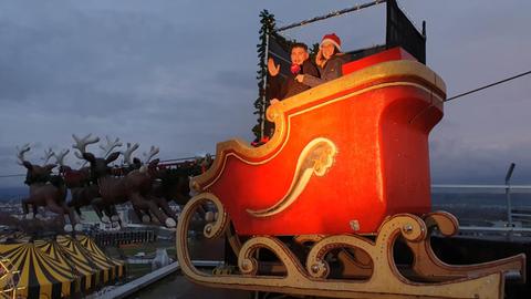 Vera John mit dem fliegenden Weihnachtsmann Fernando Traber im Schlitten