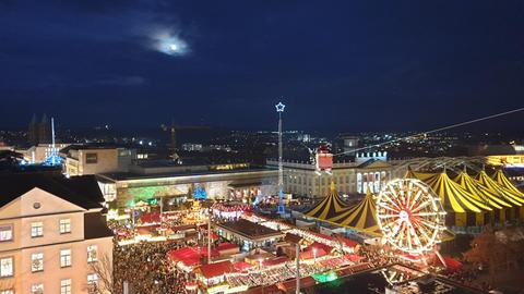 Blick auf den Weihnachtsmarkt und Kassel