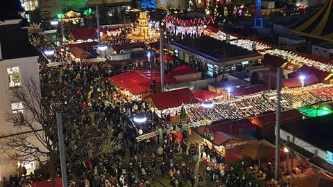 Blick von oben auf den Kasseler Weihnachtsmarkt auf dem Friedrichsplatz