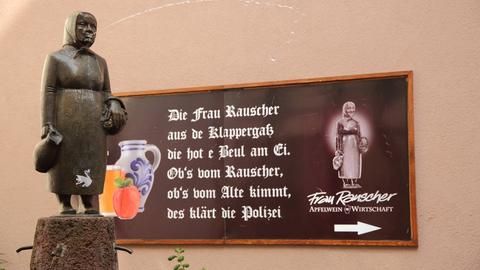 Der Frau-Rauscher-Brunnen in Frankfurt-Sachsenhausen mit dazugehöriger Tafel im Dialekt
