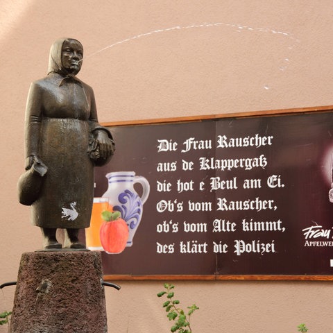 Der Frau-Rauscher-Brunnen in Frankfurt-Sachsenhausen mit dazugehöriger Tafel im Dialekt