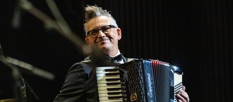 Götz Alsmann mit Harmonika auf der Bühne